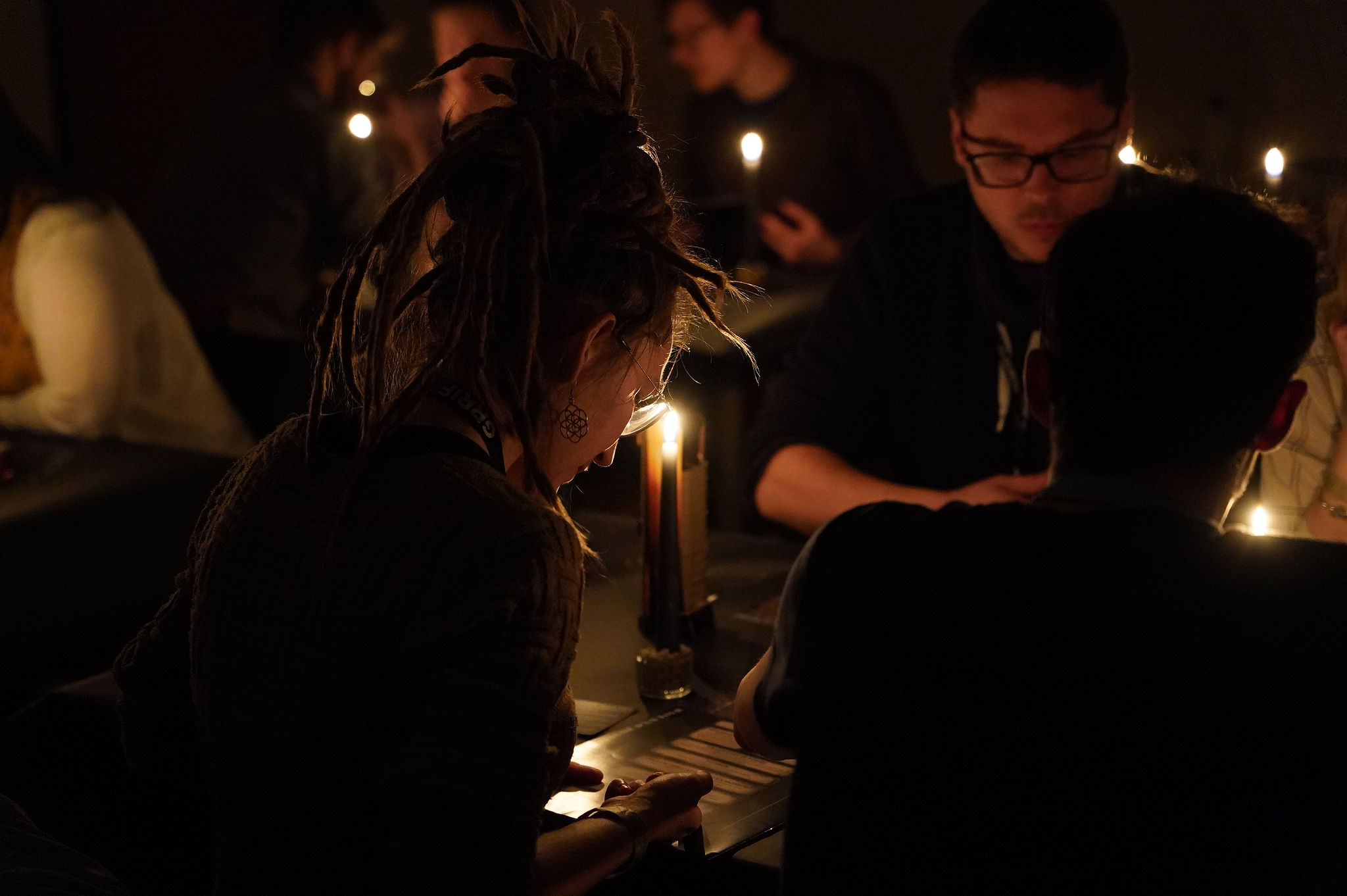 ludesco2023_expérience ludique_ Piège obscur un jeu coopératif qui se joue a la lumèe de la bougie