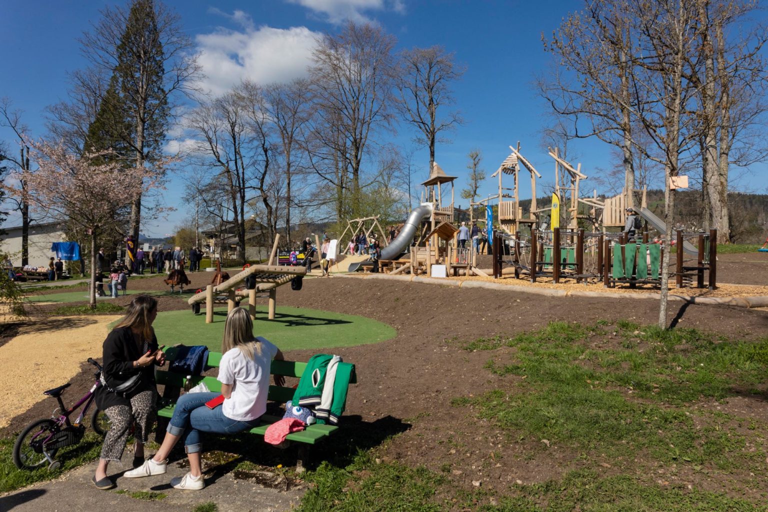 Le printemps fait éclore rires et jeux