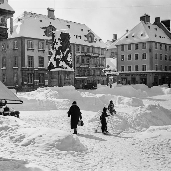 Avant / Après : Place de l’Hôtel-de-Ville, 1937-2023